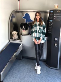 Carina Issler vor der Dogwash-Kabine mit zwei Hunden