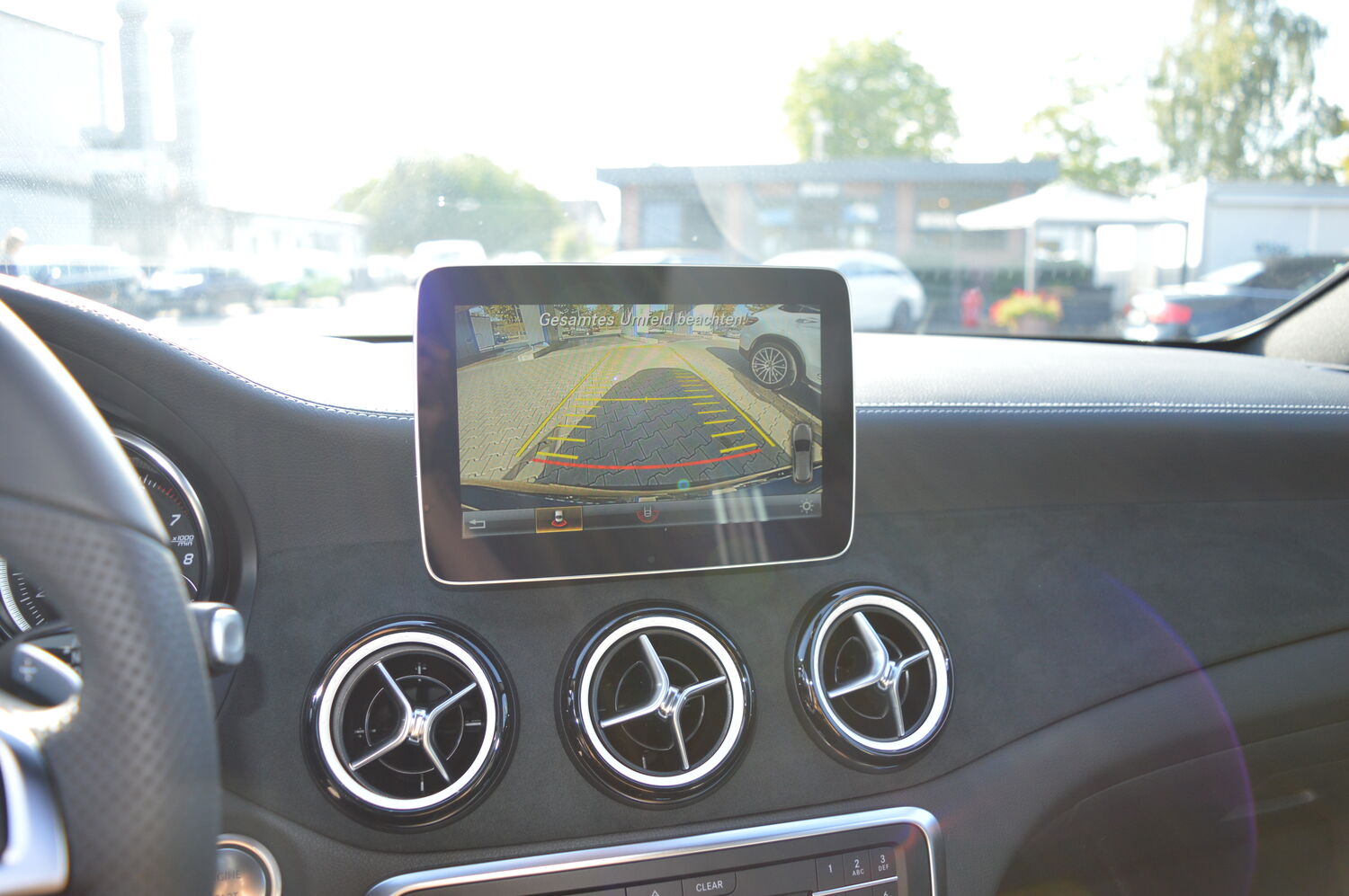 Cockpit eines gepflegten Fahrzeugs