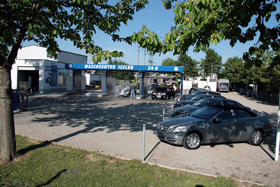 Das Gelände von Automobile Issler im Sommer