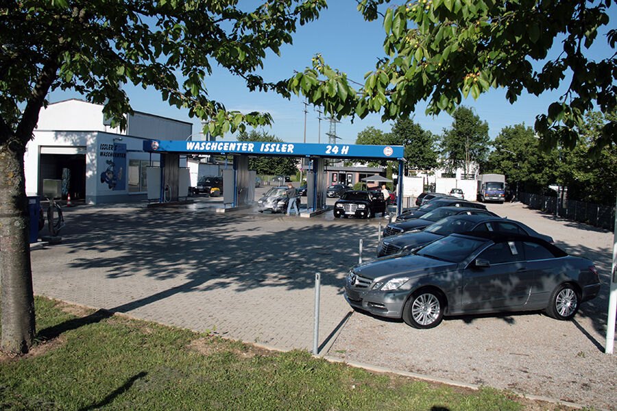 Das Gelände von Automobile Issler im Sommer