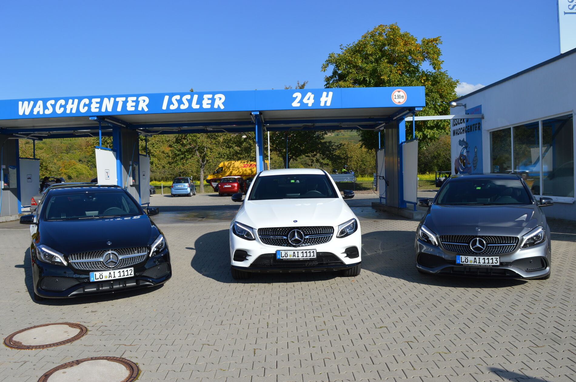 Fahrzeuge vor dem Waschcenter Issler