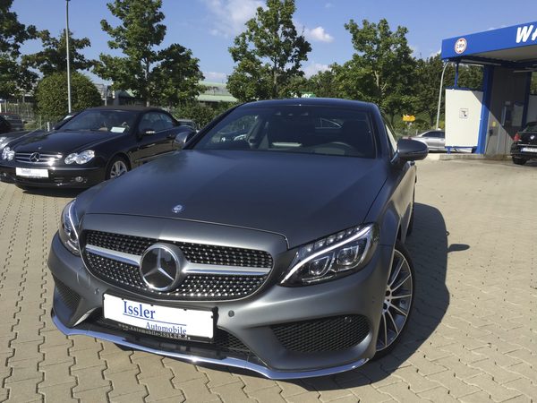 Mercedes C-Klasse Cabrio auf dem Hof