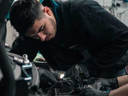 Arbeiten am Motor in der Werkstatt