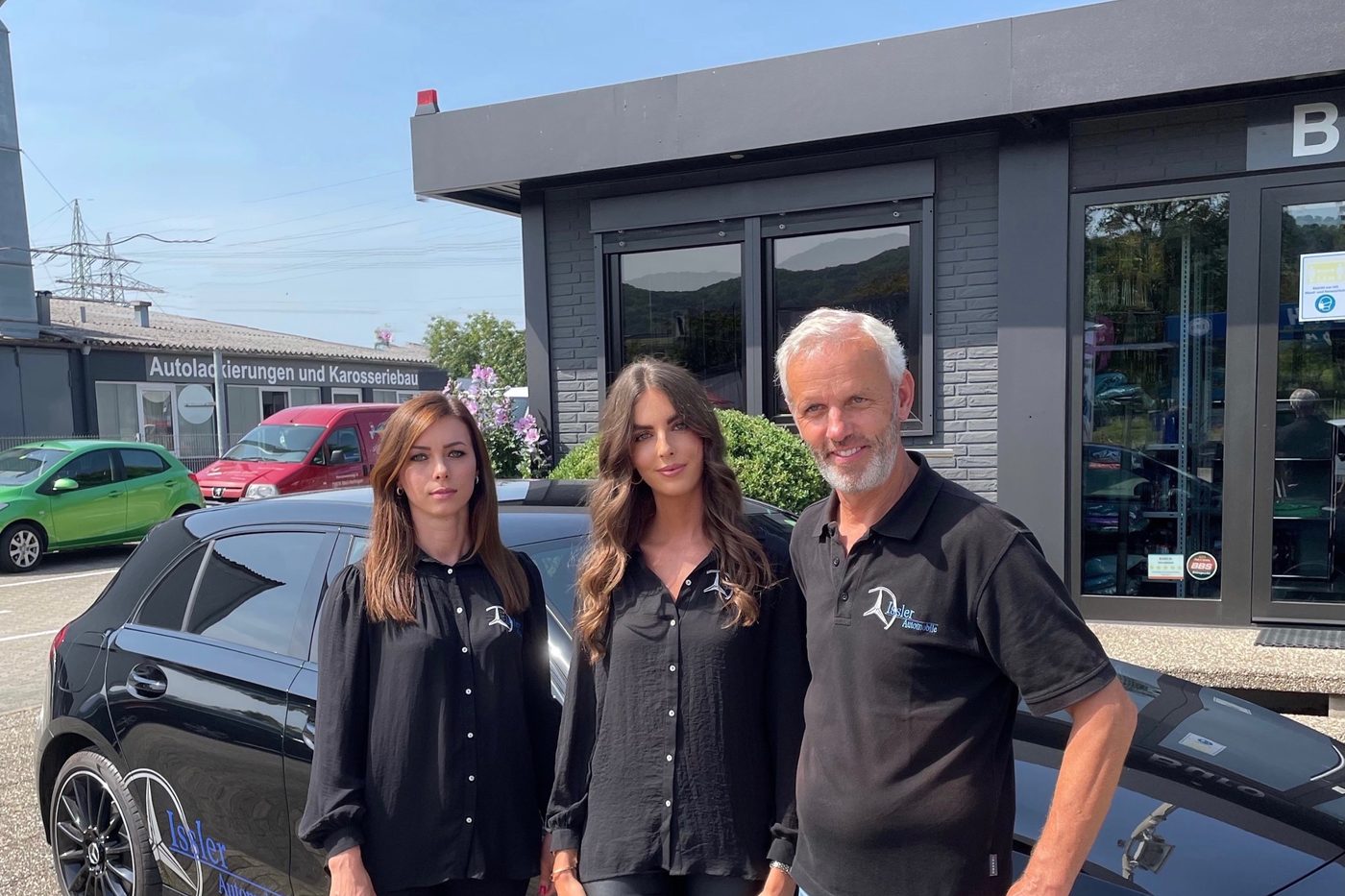 Carina und Ralf Issler mit ihrem Team vor dem Betrieb