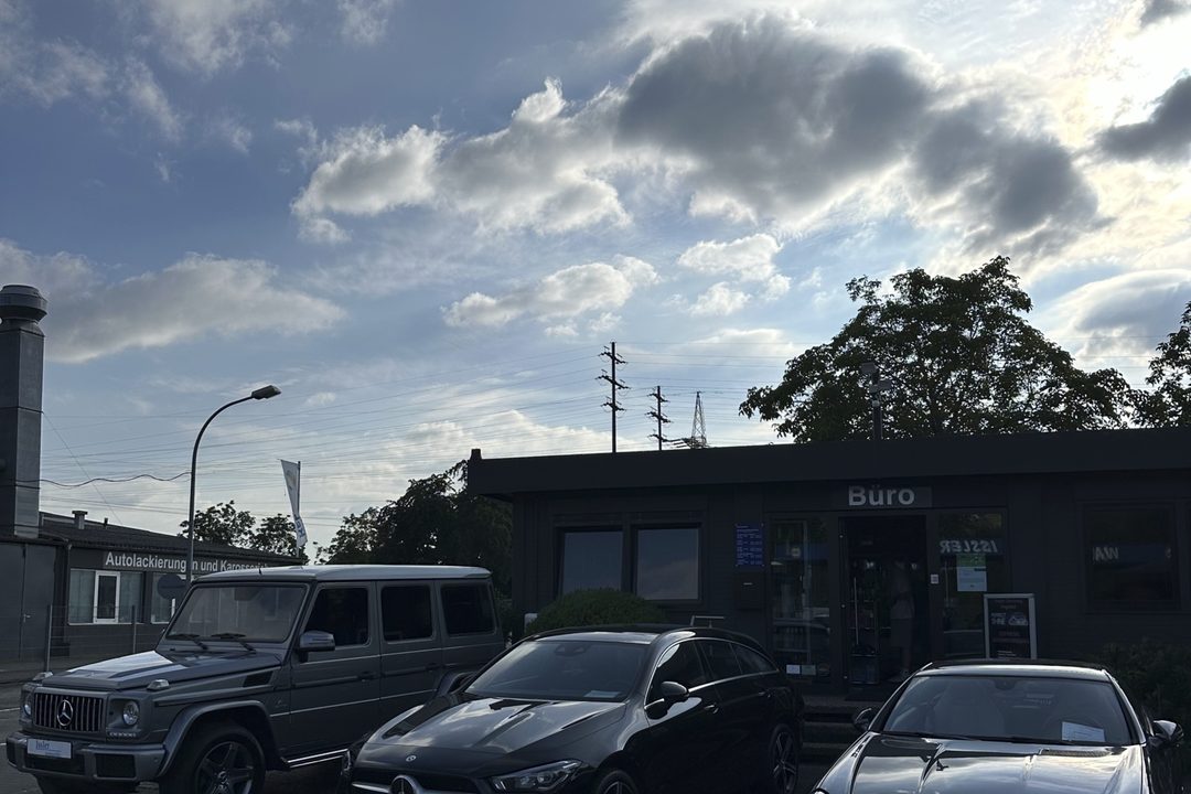 Fahrzeuge auf dem Hof im Abendlicht