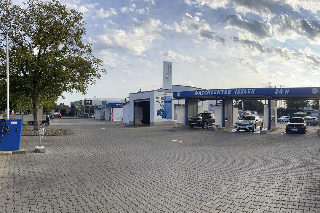 Das Gelände von Automobile Issler mit dem Waschcenter-Bogen