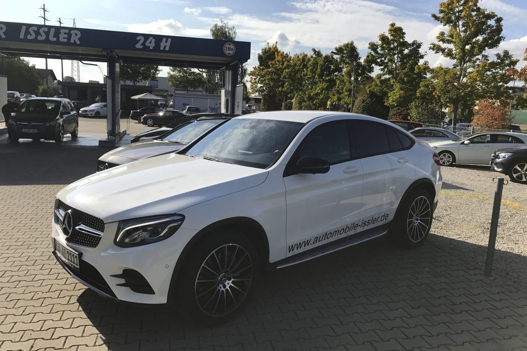 Mercedes GLC Coupé unter dem 24-Stunden-Bogen des Waschcenters