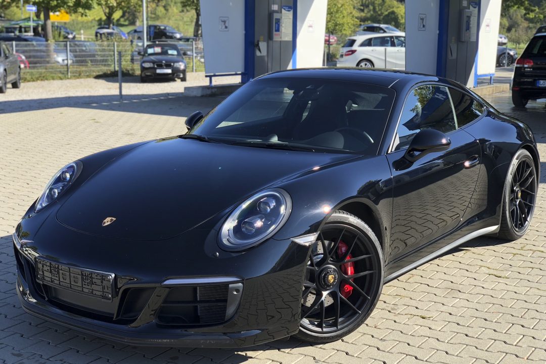 Porsche 911 auf dem Hof von Automobile Issler