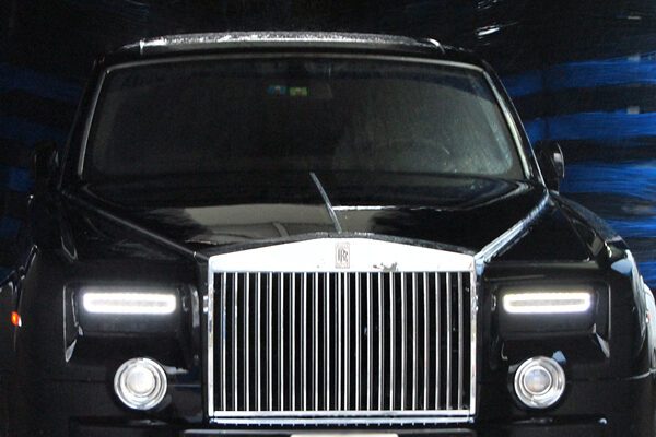 Fahrzeug der Luxusklasse in der Portalwaschanlage