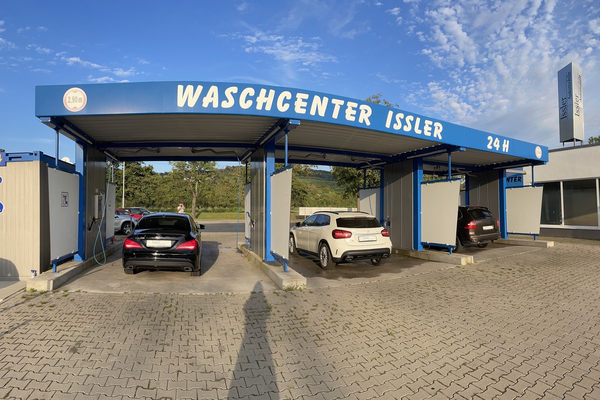 Einfahrt zum Waschcenter Issler bei Tageslicht