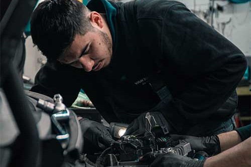 Arbeit am Motor eines Fahrzeugs